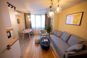 Design 1bdr Apartment Near City Center