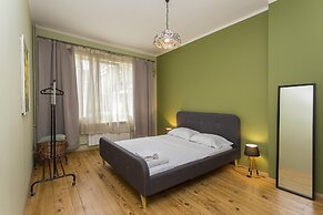 Colorful 2bdr Apartment in the City Center