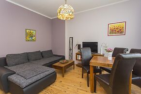 Colorful 2bdr Apartment in the City Center