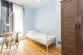 Colorful 2bdr Apartment in the City Center