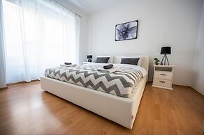 Bright and Modern 1bdr Apartment in the Center