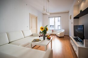 Bright and Modern 1bdr Apartment in the Center