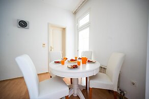 Bright and Modern 1bdr Apartment in the Center