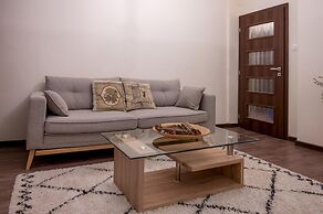 Design 1bdr Apartment in Top Center - Free Parking