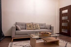 Design 1bdr Apartment in Top Center - Free Parking
