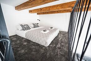 140 SQM Apartment With 4 Units - Great FOR Groups