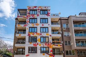 Colorful Studio With Balcony - Free Parking