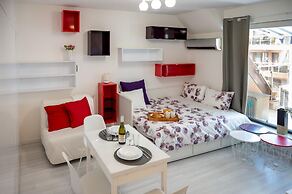 Colorful Studio With Balcony - Free Parking