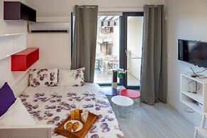 Colorful Studio With Balcony - Free Parking