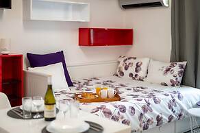 Colorful Studio With Balcony - Free Parking