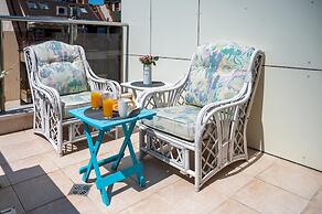 Colorful Studio With Balcony - Free Parking