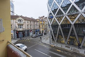 Elegant 2bdr Apartment With a Balcony