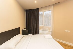 Elegant 2bdr Apartment With a Balcony