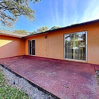 Cozy Home With 1-car Garage Within Walking Distance to the Beach 836c