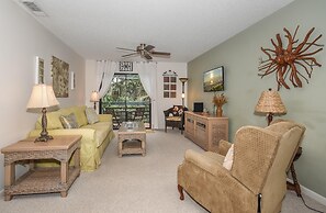 Beautifully Updated Bright and Cheery 2nd Story Condo Near Pool Beach 