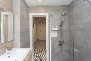 Sunny and Modern 1bdr Apartment in the Center