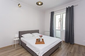 Sunny and Modern 1bdr Apartment in the Center