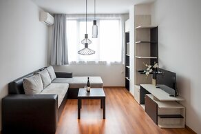 Sunny 1bdr Apartment Near Center