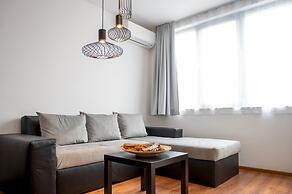 Sunny 1bdr Apartment Near Center