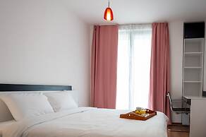 Sunny 1bdr Apartment Near Center