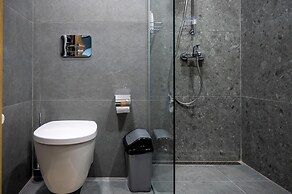 Spacious 1bdr Apartment in City Centre With Balcony