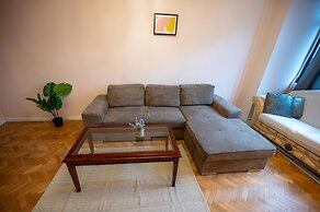 Spacious 1bdr Apartment Near City Center
