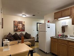 Cozy Downtown Apartment TV Walk Everywhere