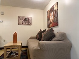 Cozy Downtown Apartment TV Walk Everywhere