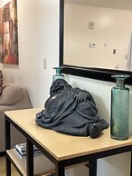 Cozy Downtown Apartment TV Walk Everywhere