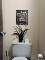 2 Bedroom Downtown Apt Walkable Safe Clean