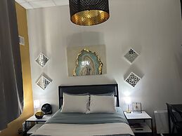 Central Downtown Queen Bed Walk to all Venues