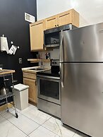 Central Downtown Queen Bed Walk to all Venues