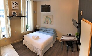 Central Downtown Queen Bed Walk to all Venues