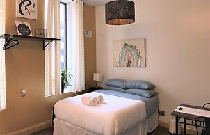 Central Downtown Queen Bed Walk to all Venues