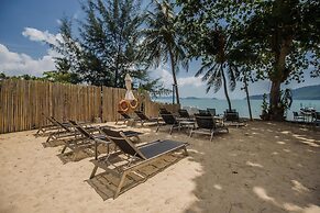 Maroon Studio at the Beachfront