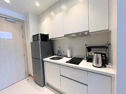 Maroon Studio at the Beachfront