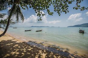Maroon Studio at the Beachfront