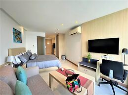 Maroon Studio at the Beachfront