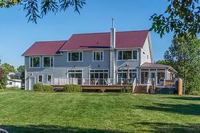 County Lakehouse - The Perfect Spot in PEC