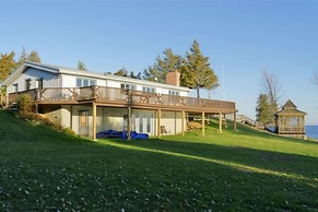 Clifton House - Waterfront Family Home in PEC