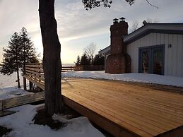 Clifton House - Waterfront Family Home in PEC