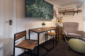 Eden Escape - Comfy Apartment Quiet Neighbourhood