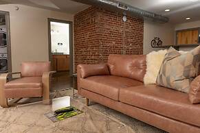Luxury 2 BR Apartment With Modern Accents Downtown