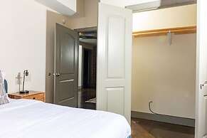 Luxury 2 BR Apartment With Modern Accents Downtown