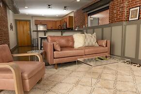 Luxury 2 BR Apartment With Modern Accents Downtown