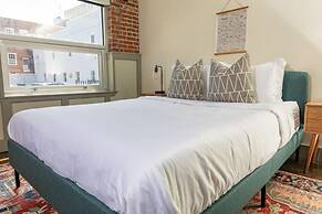 Luxury 2 BR Apartment With Modern Accents Downtown