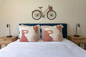 Luxury 2 BR Apartment With Modern Accents Downtown