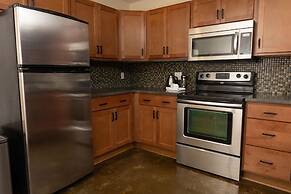 Luxury 2 BR Apartment With Modern Accents Downtown