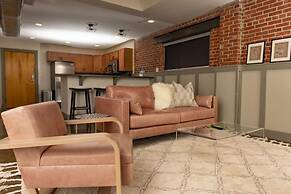 Luxury 2 BR Apartment With Modern Accents Downtown