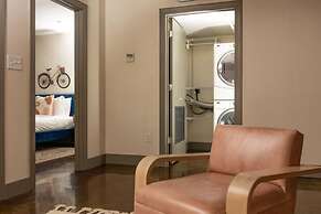 Luxury 2 BR Apartment With Modern Accents Downtown